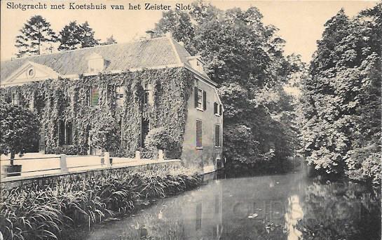 Het Slot en omgeving0005, Koetshuis van het Slot. 1916.jpg - Slotgracht met Koetshuis van het Zeister Slot. De rechtervleugel bevatte nog steeds het koetshuis en de stal, maar ook een paar woonvertrekken. De vleugel bevatte naast domestieke functies als keukens, een mangelkamer, zeven kamers op de bovenverdieping en een lugtige droogzolder, luchtig doordat de kap onbeschoten was, zodat de wind er goed doorheen kon waaien. Opname van 1916.